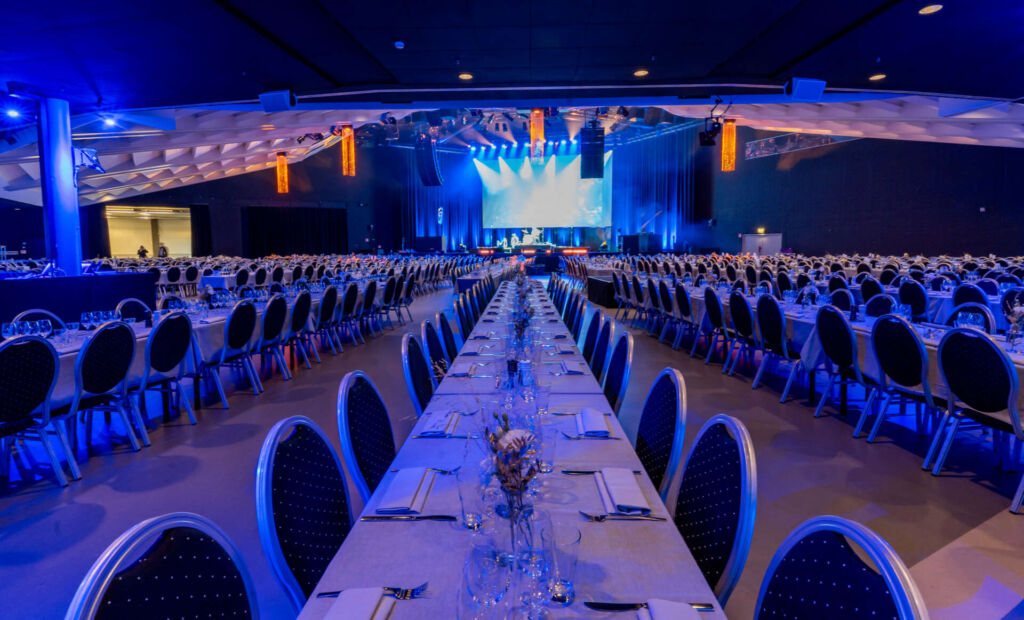 Congrss hall of Svenska Mässan Gothia Towers. Banquett seating with straight tables.