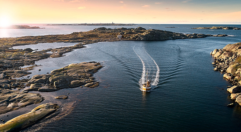 Båt färdas genom Göteborgs skärgård bland klippor och öar längs västkusten. Havsutsikt och natur nära centrala Göteborg med utflykter till södra och norra skärgården.