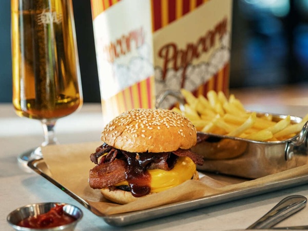 Familj som äter på Corner