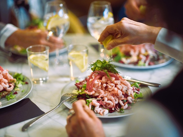 Familj som äter på Corner