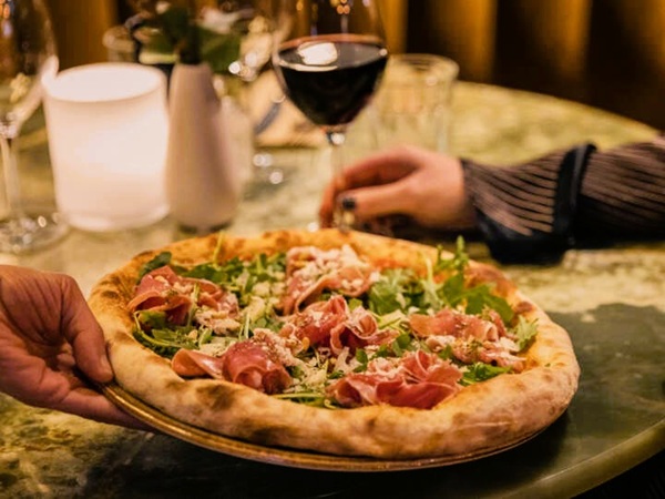 Familj som äter på Corner