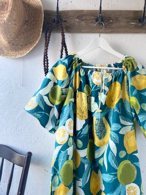 Deignad klänning för konstutställning