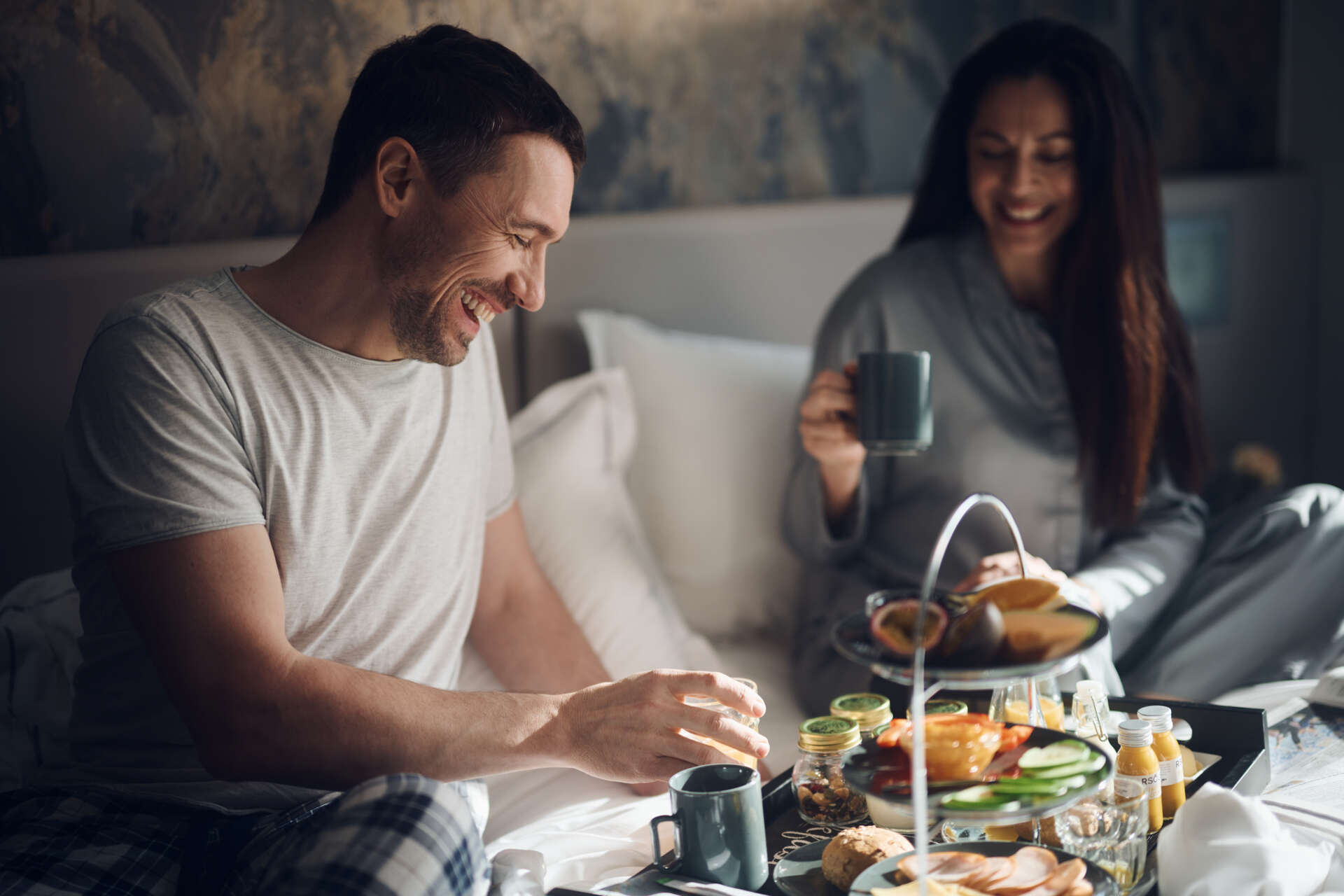 Par äter frukost på hotellrummet