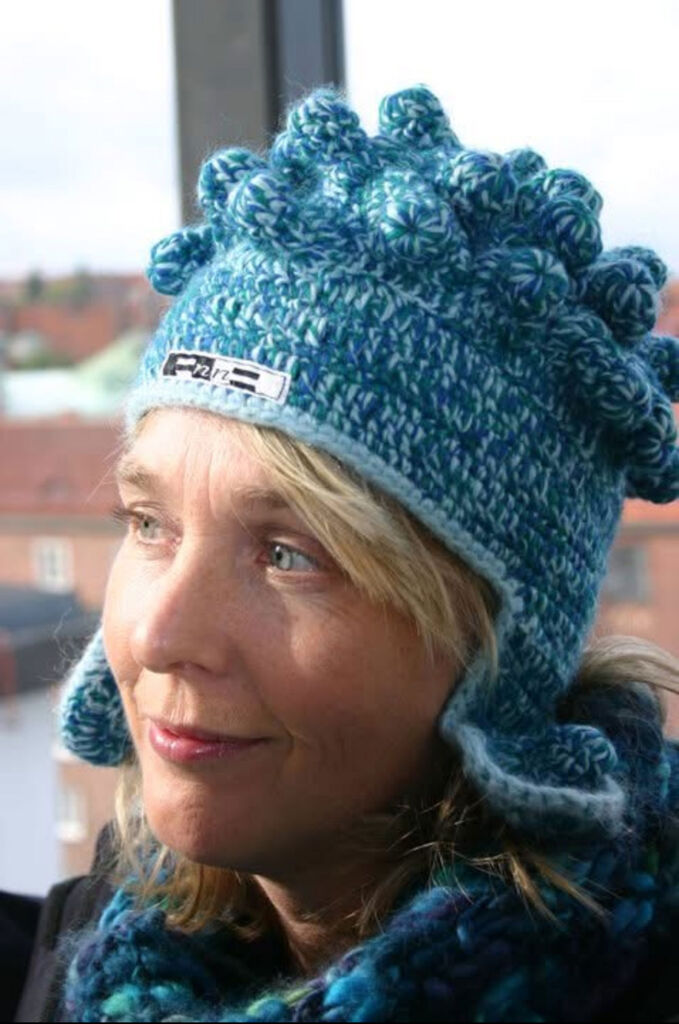 Anna Ågren med hemmastickad mössa
