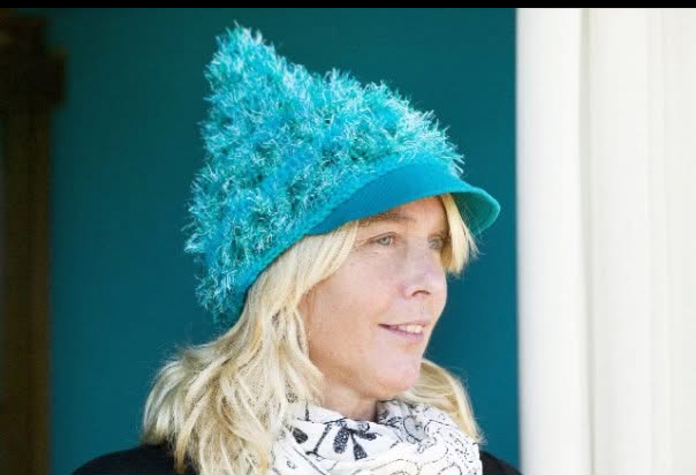 Anna Ågren med hemmastickad mössa