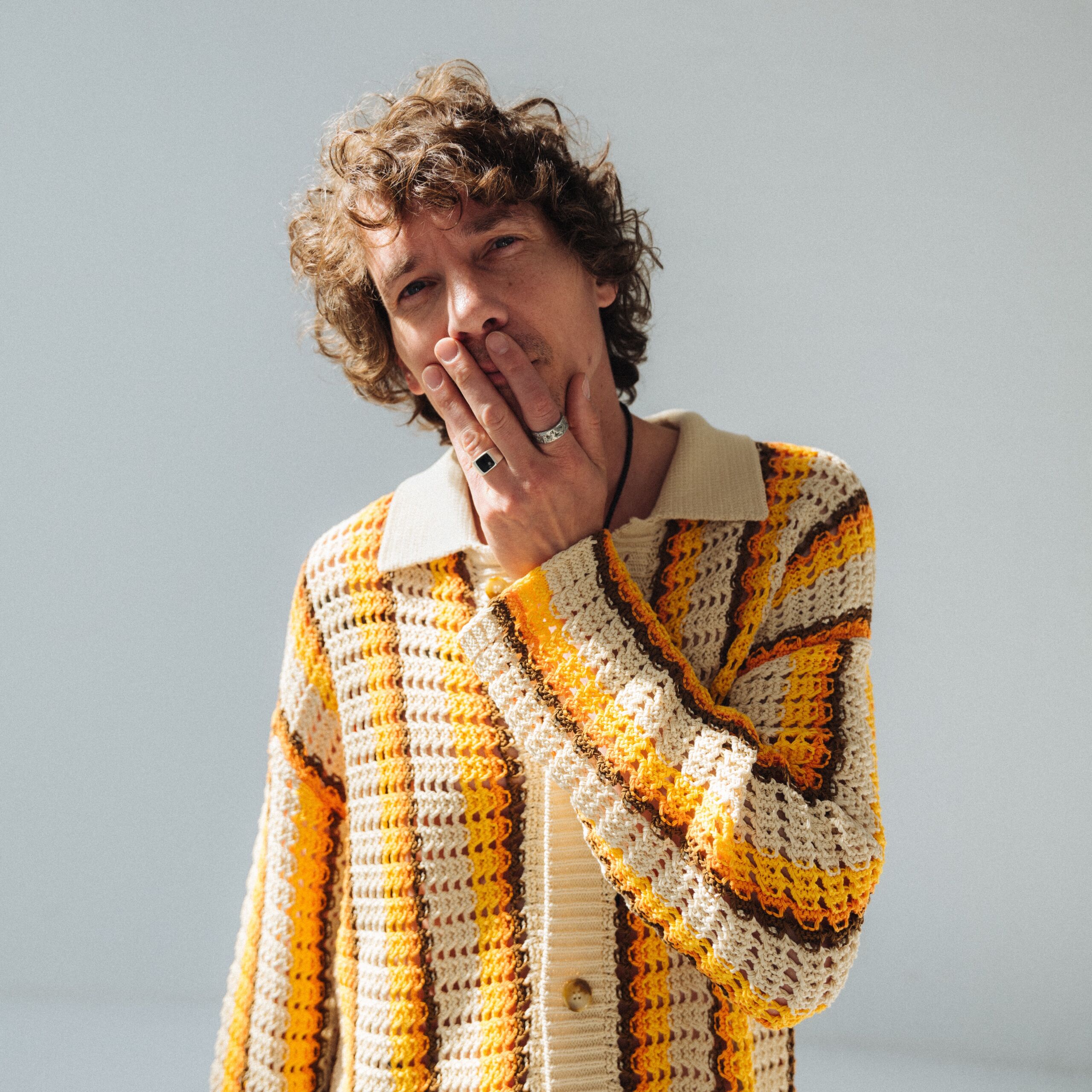 Håkan Hellström i gul tröja