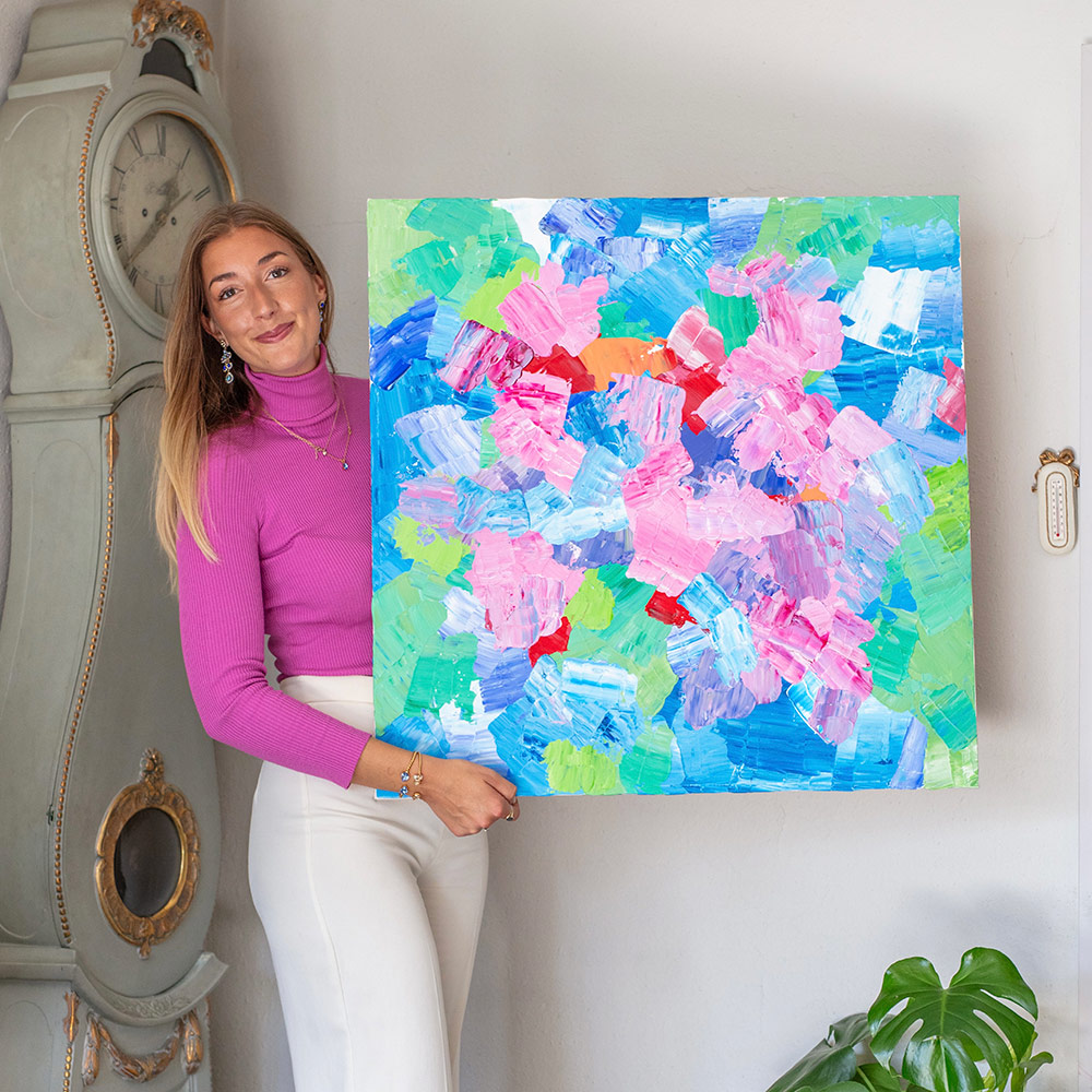 Konstnär Klara Kludd med tavla