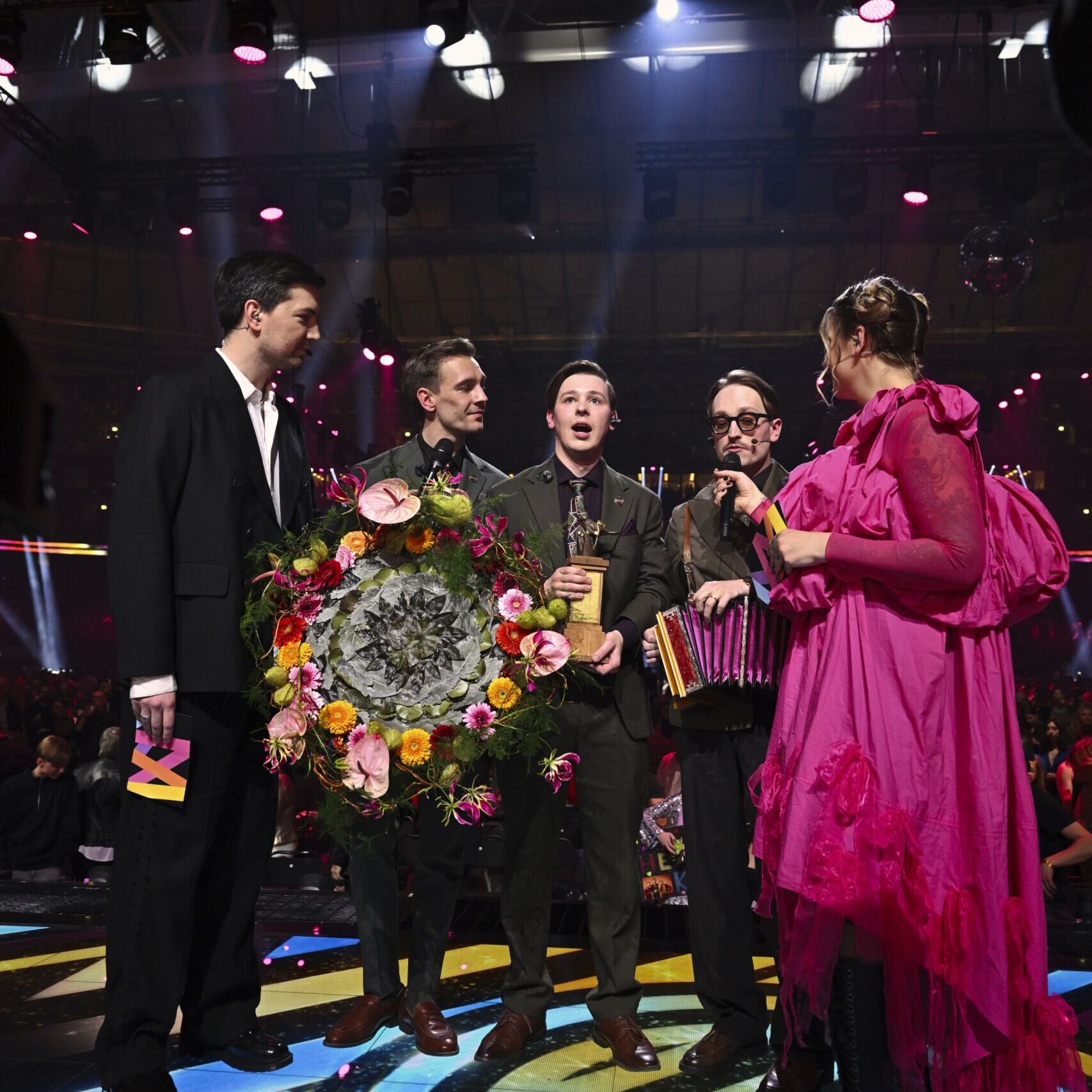 Zara Larsson på en gräsmatta