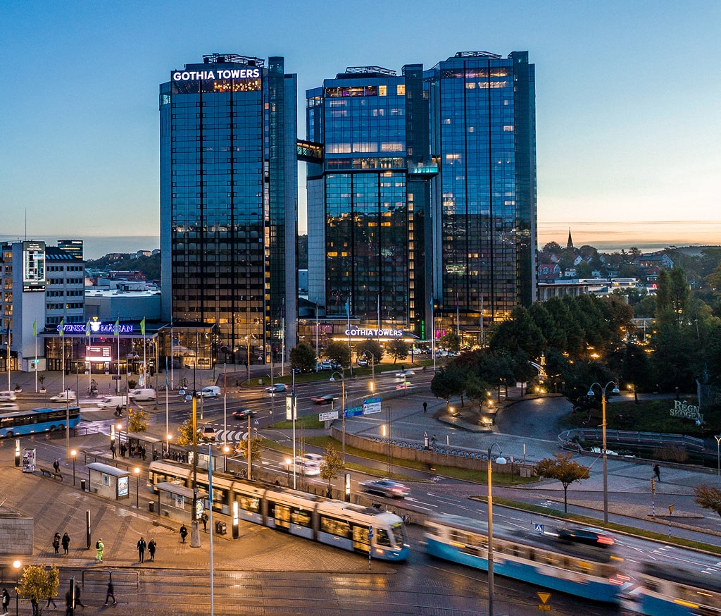 Kvällsutsikt över Gothia Towers och korsningen vid Korsvägen i Göteborg