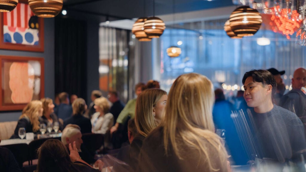 Ett myller av människor i lobbybaren på Gothia Towers