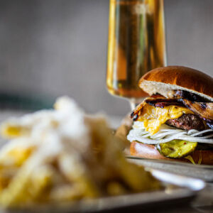 Burgare, pommes frites och öl