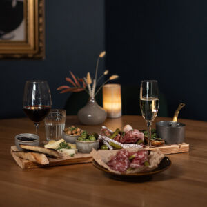 Ost och charkbricka med vin och bubbel