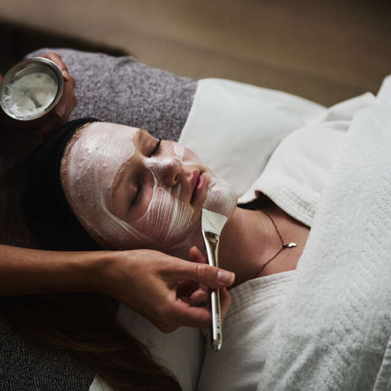 Tre tjejer som spaár i en av våra pooler