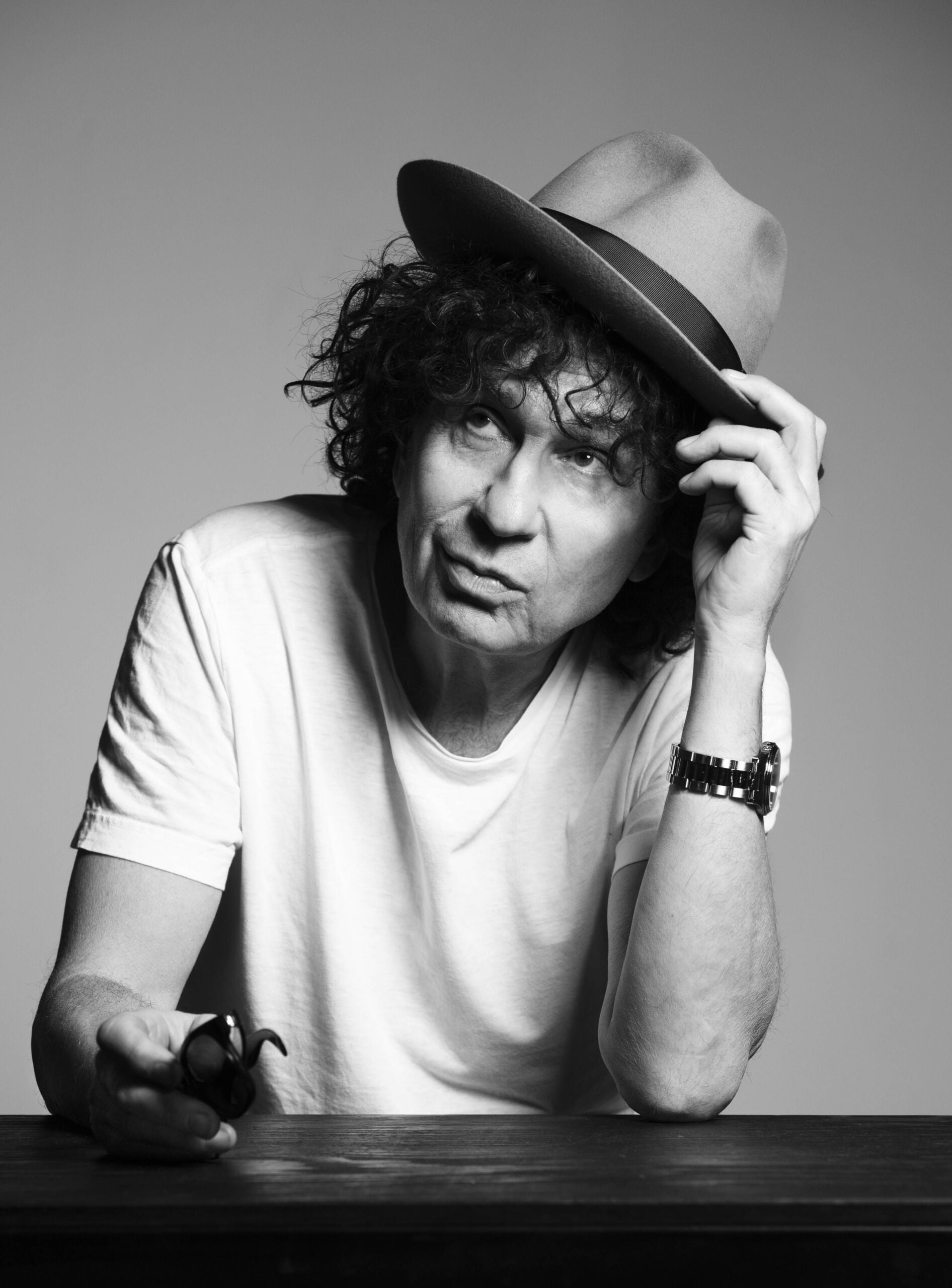 Svartvit bild på Magnus Uggla