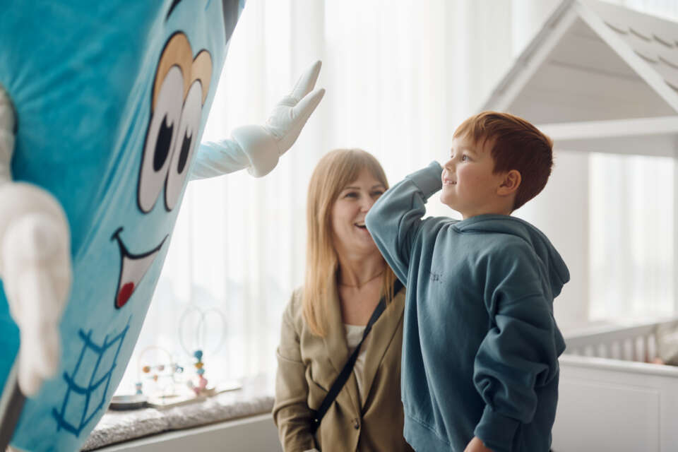 Mamma med barn leker på Gothia Towers