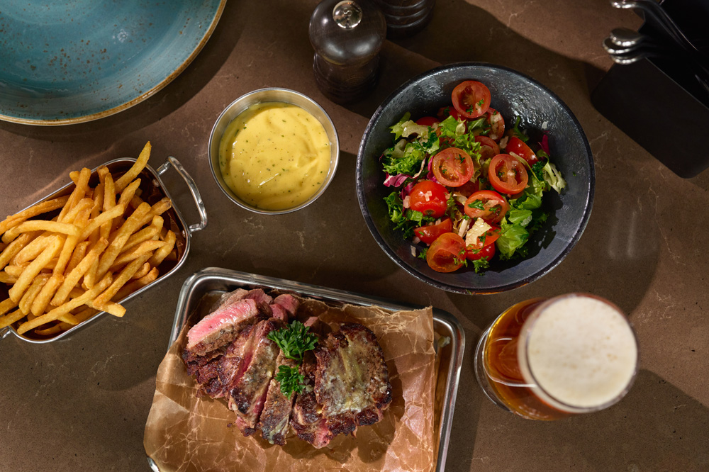 Middag med kött, pommes och bearnaisesås