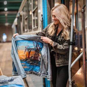 Johanna Östlin som målar unika, handmålade Göteborgsmotiv på noggrant utvalda vintagejackor.