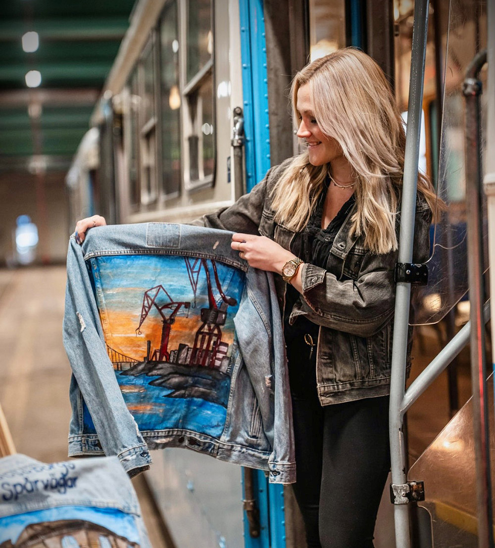 Johanna Östlin som målar unika, handmålade Göteborgsmotiv på noggrant utvalda vintagejackor.