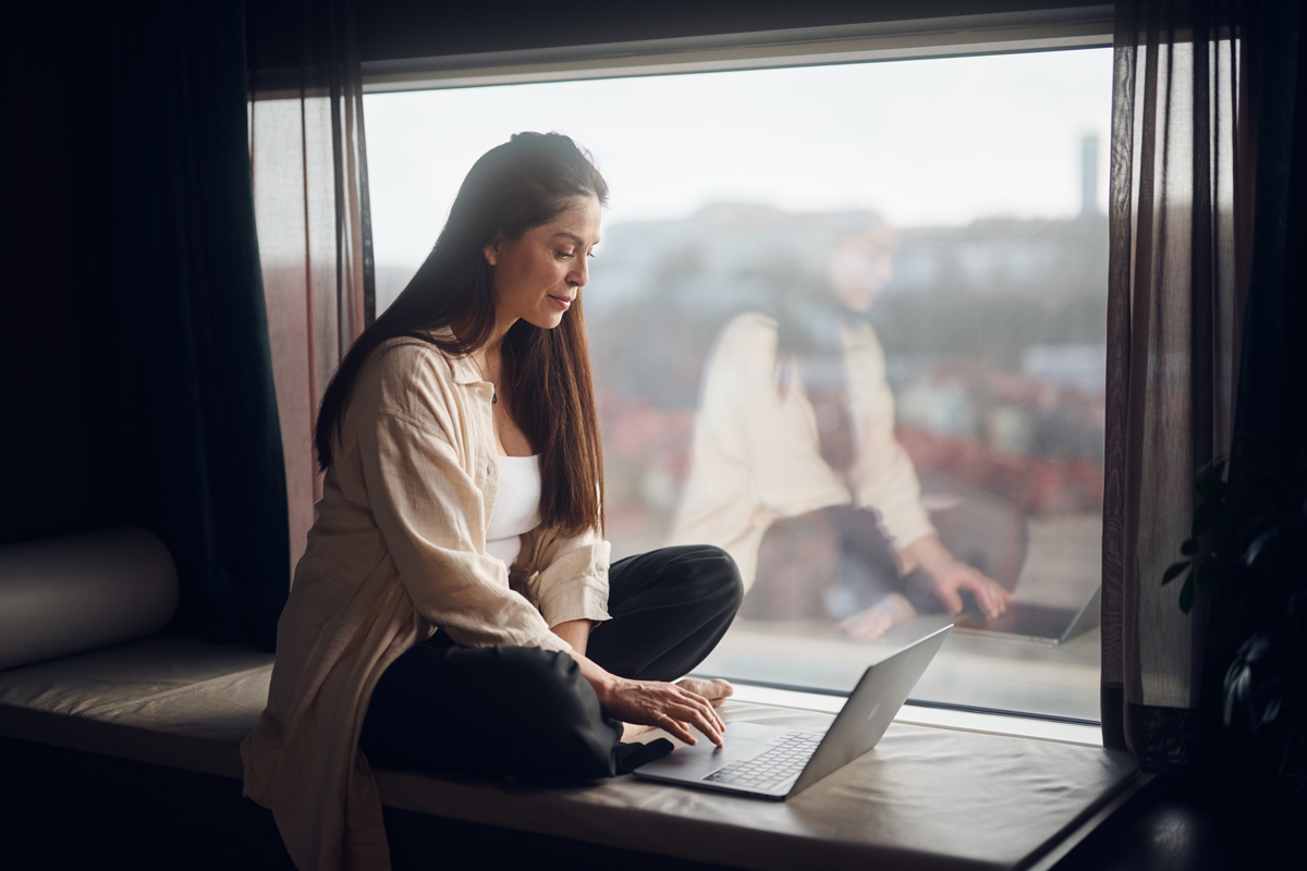 Gäst på hotellrum på Gothia Towers och njuter av utsikten.