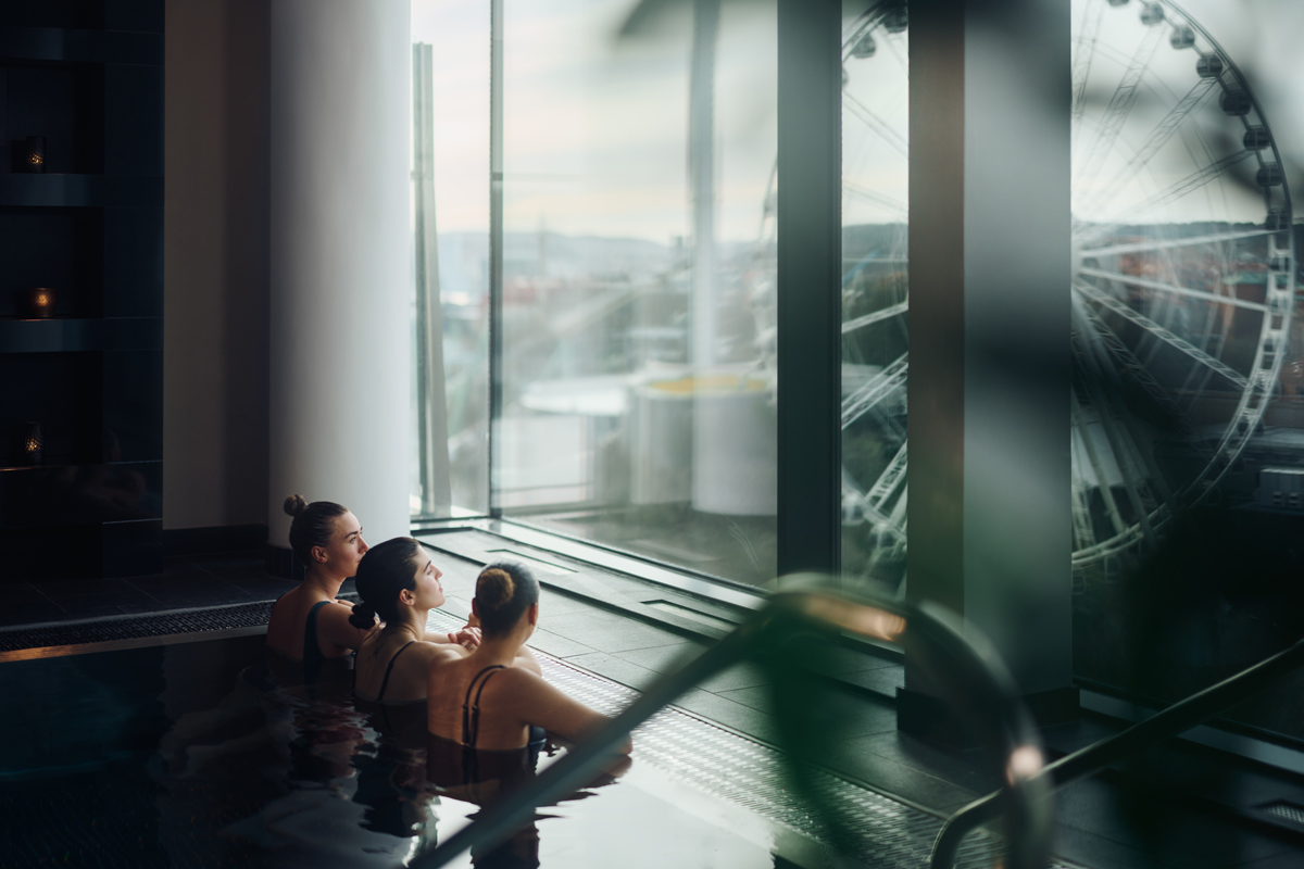 Gästernjuter i polen på Upper House Spa.