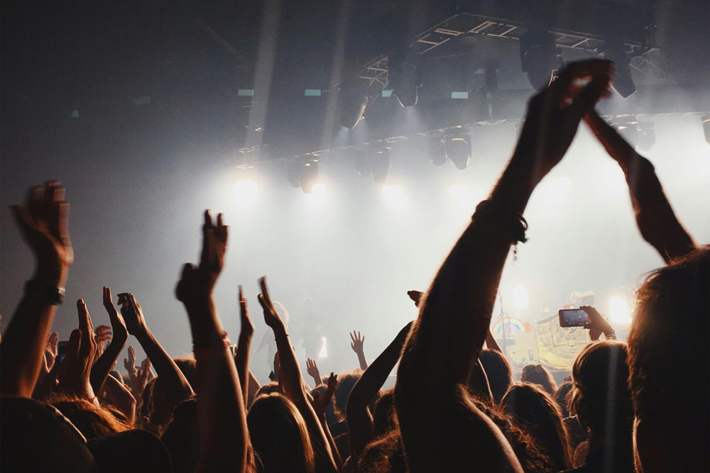 Händer i luften på konsert.