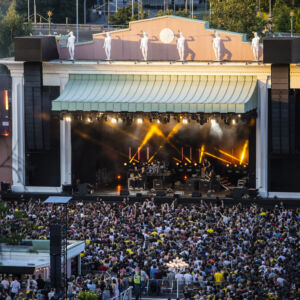Stor publik framför scenen på Liseberg under en livekonsert i sommarkväll