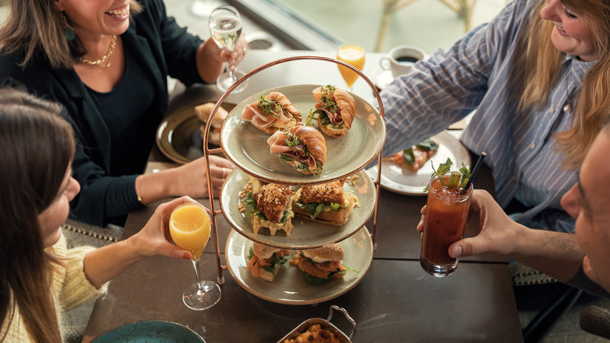 Vänner som skålar och njuter av brunch på Corner.