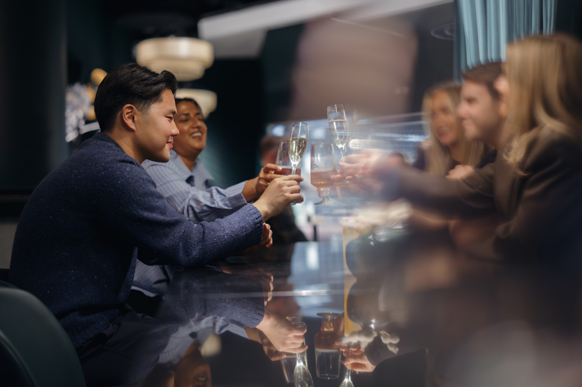 Vänner som skålar i lobbybaren på Gothia Towers.