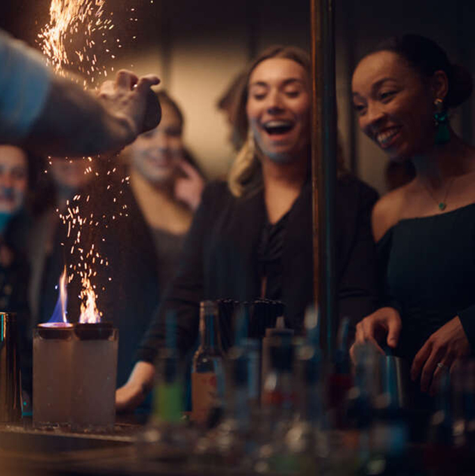 Drinkar och show vid bareng