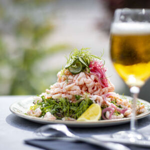 King Size med dryck på Corners uteservering