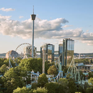 Liseberg Göteborg med nöjespark, Lisebergstornet och skyline