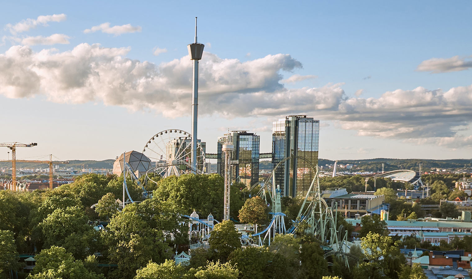 Liseberg Göteborg med nöjespark, Lisebergstornet och skyline