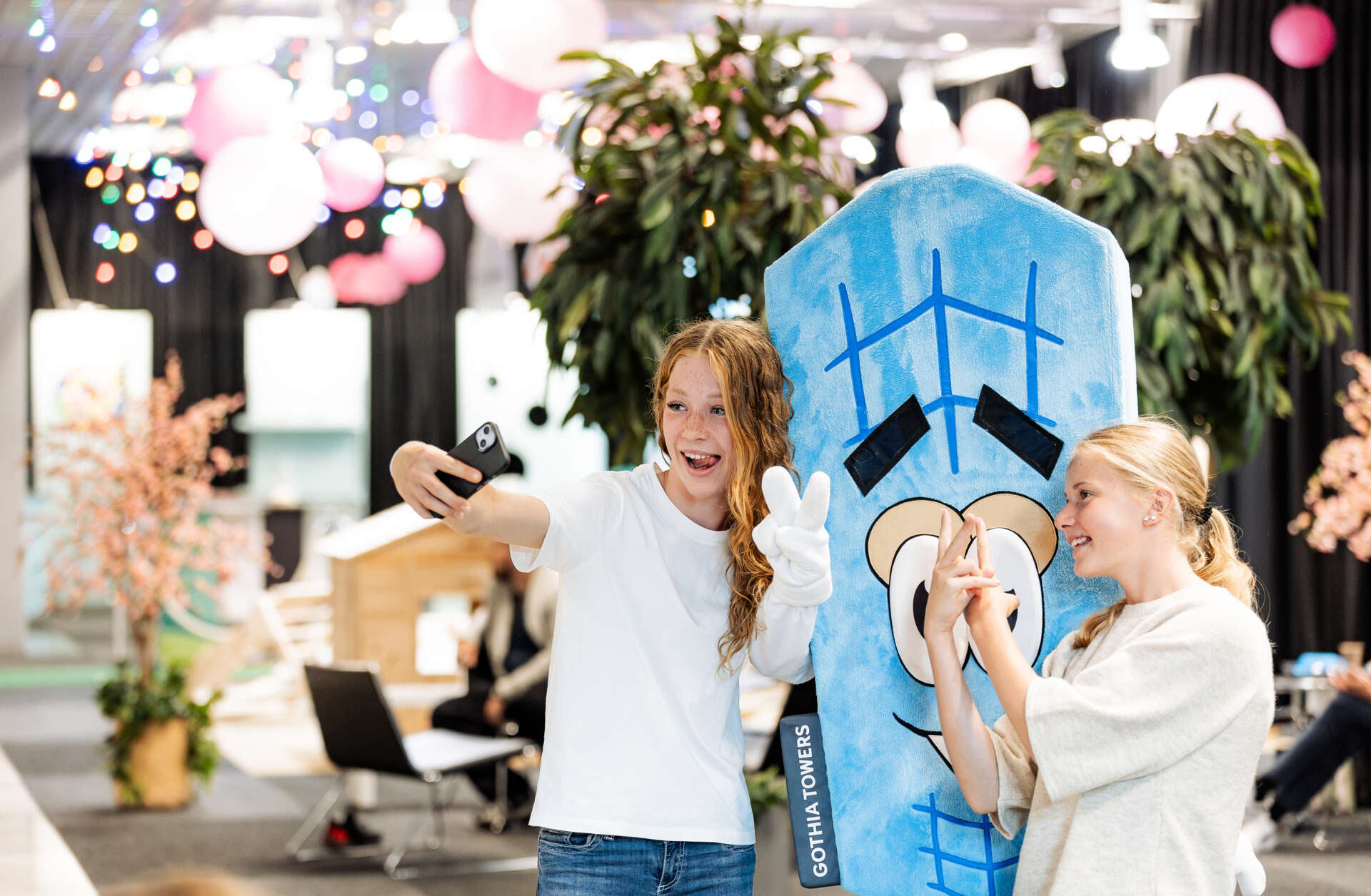 Barn som tar selfie i Gothia Towers lobby
