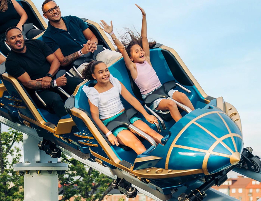 Barn som åker bergochdalbana på Liseberg i Göteborg