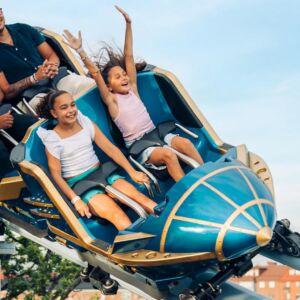 Barn som åker bergochdalbana på Liseberg i Göteborg