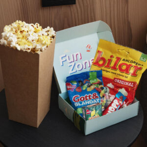 Funbox med popcorn och snacks i färgglad förpackning.