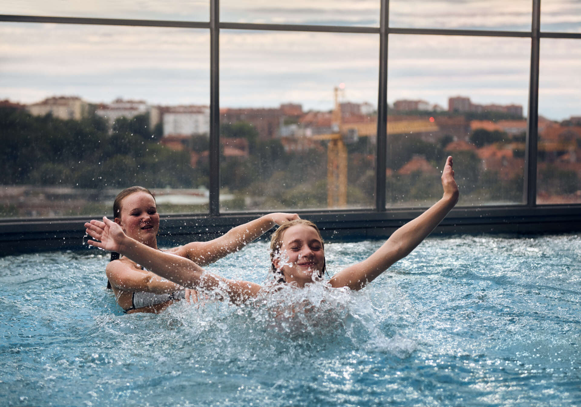 Barn på spa badar i poolen